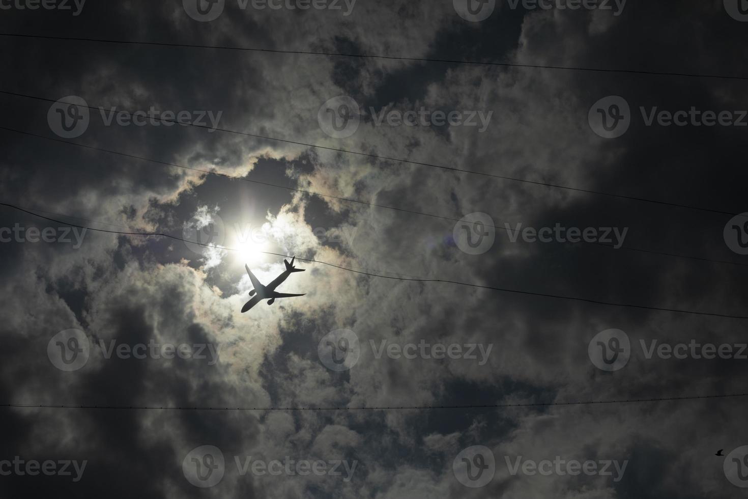 avião entre nuvens. transporte aéreo no céu. detalhes do vôo. foto