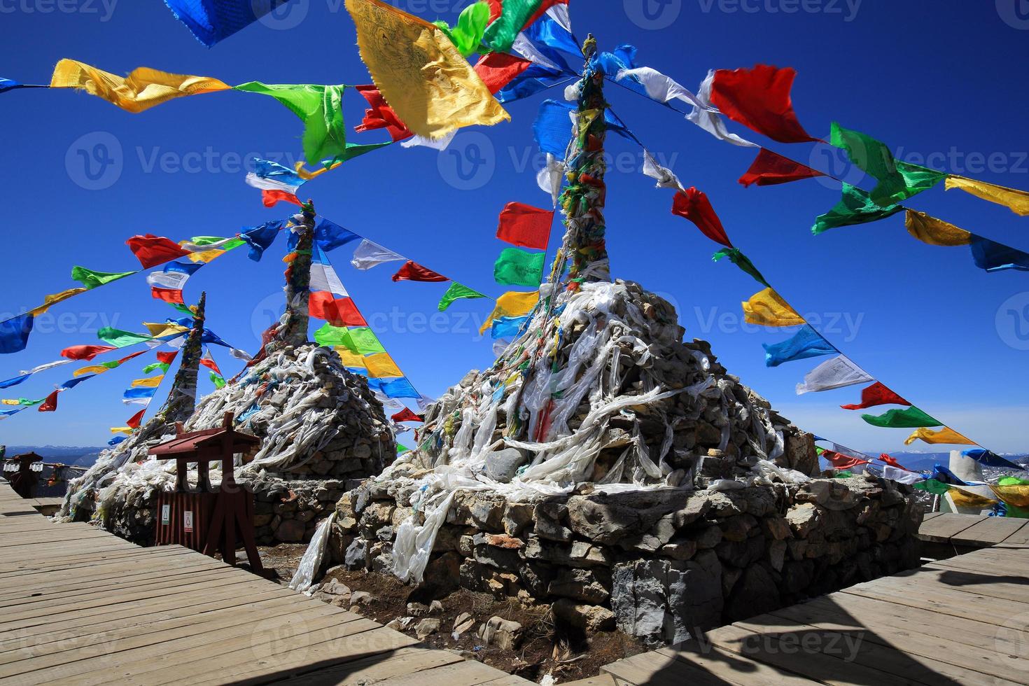 Bandeiras de oração budista tibetana na montanha em Shangri-la, China foto