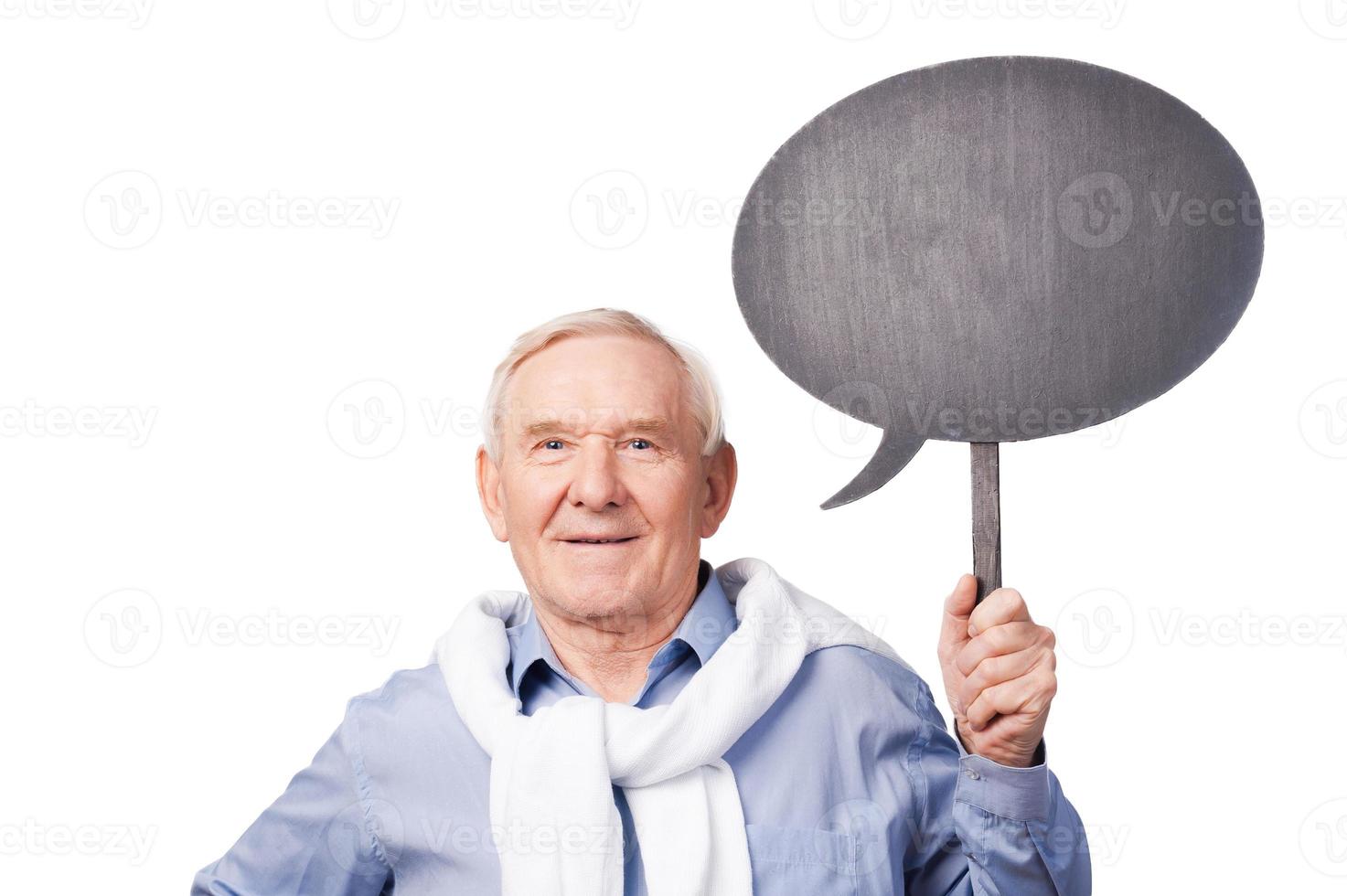 homem sênior confiante. retrato de homem sênior sorrindo para a câmera e segurando o espaço da cópia em pé contra um fundo branco foto