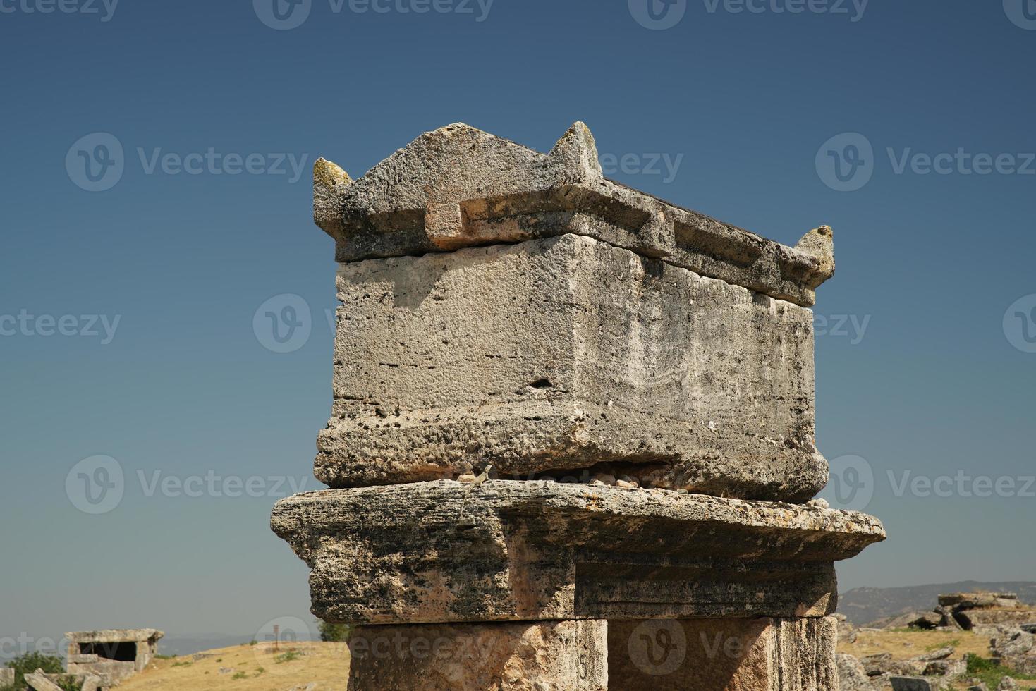 túmulo na cidade antiga de hierapolis, pamukkale, denizli, turkiye foto