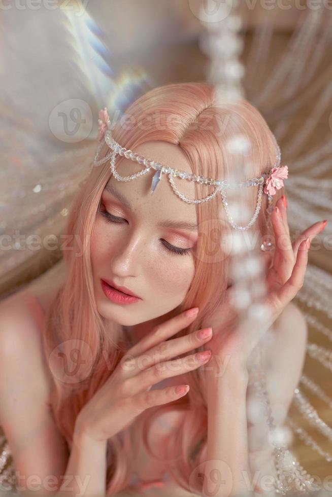 retrato da beleza da mulher de elfo princesa de anime com cabelo rosa em cueca. fabuloso olhar mágico, bela maquiagem rosa. coroa de aro na cabeça de uma mulher foto