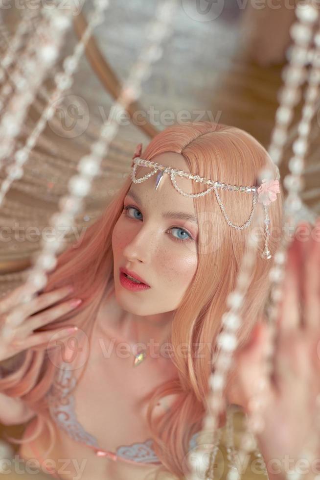 retrato da beleza da mulher de elfo princesa de anime com cabelo rosa em cueca. fabuloso olhar mágico, bela maquiagem rosa. coroa de aro na cabeça de uma mulher foto