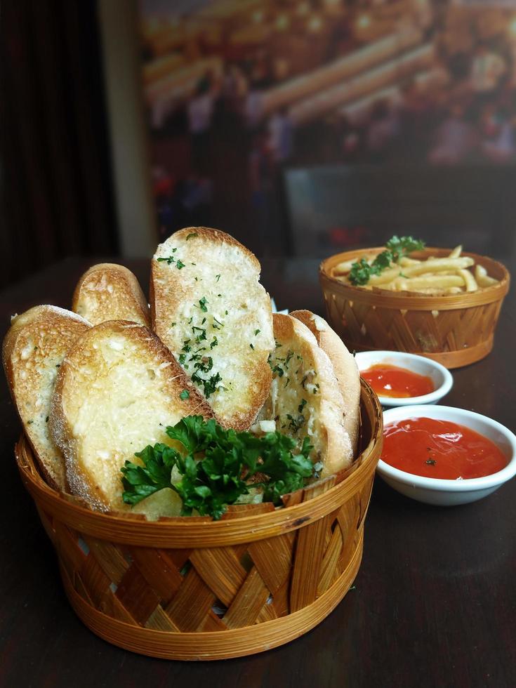 pão e batatas fritas foto