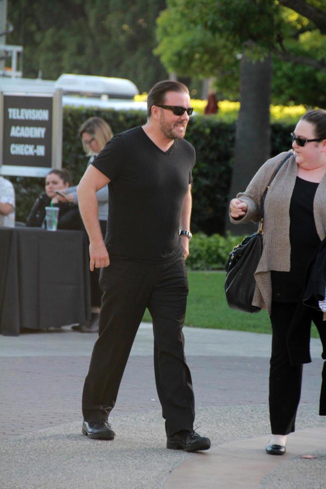 los angeles, 8 de fevereiro - ricky gervais no netflix s derek special q e uma exibição no paramount theatre em 8 de abril de 2015 em los angeles, ca foto