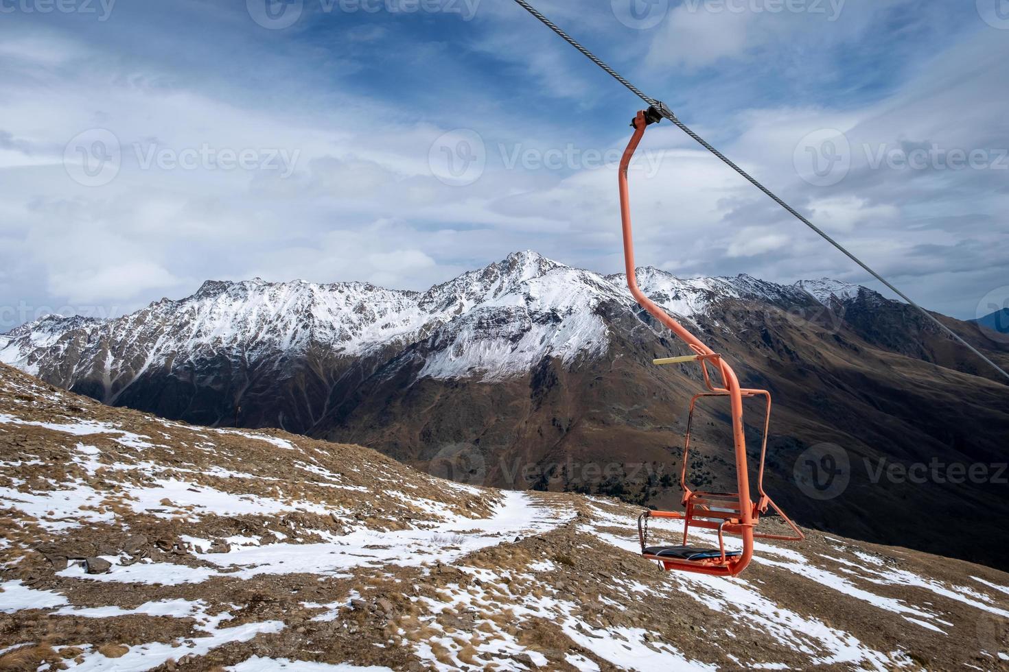 paisagem montanhosa com cadeira de teleférico de assento único foto