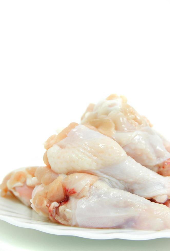 coxinha de frango cru em um prato branco foto