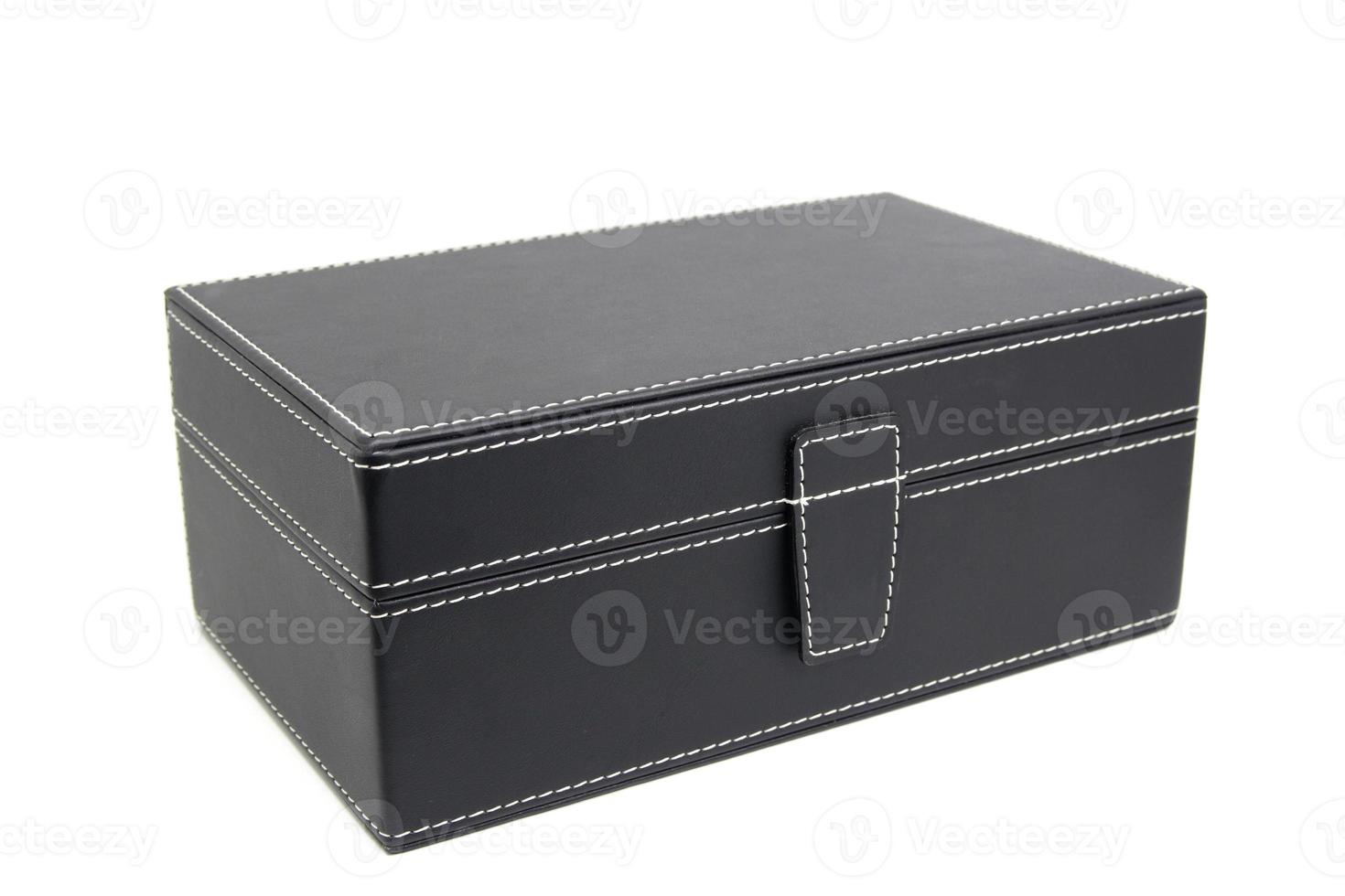 caixa de couro preta sobre fundo branco foto