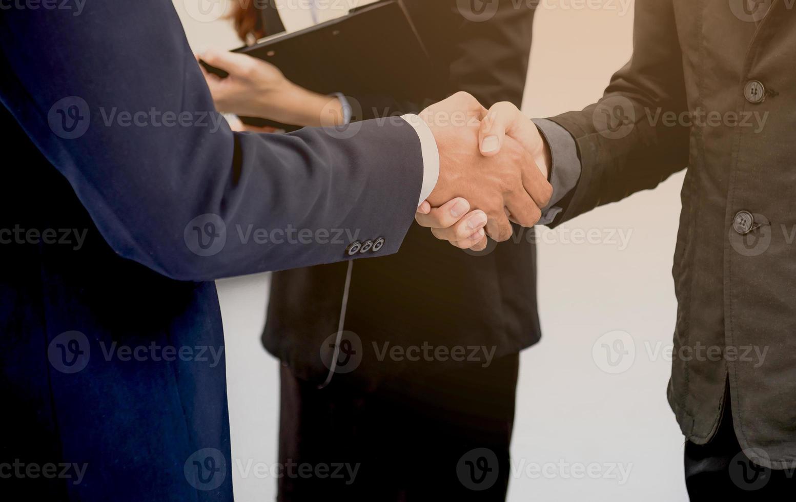 dois empresário confiante apertaram as mãos durante as reuniões de escritório. foto