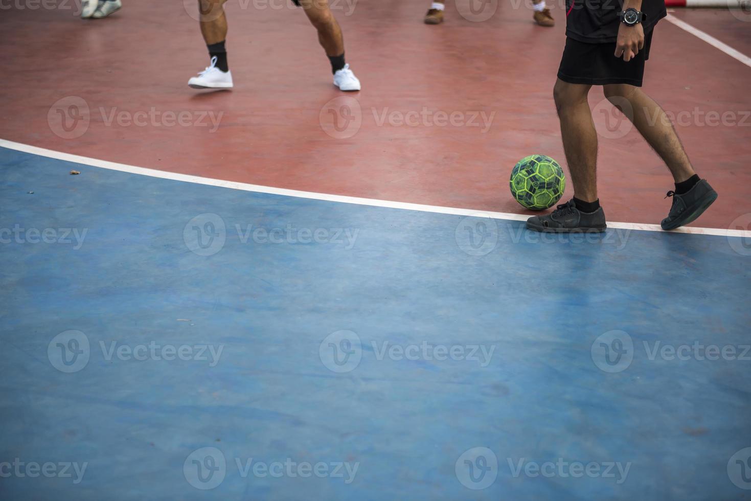 bola de futsal de futebol e equipe de homem. foto