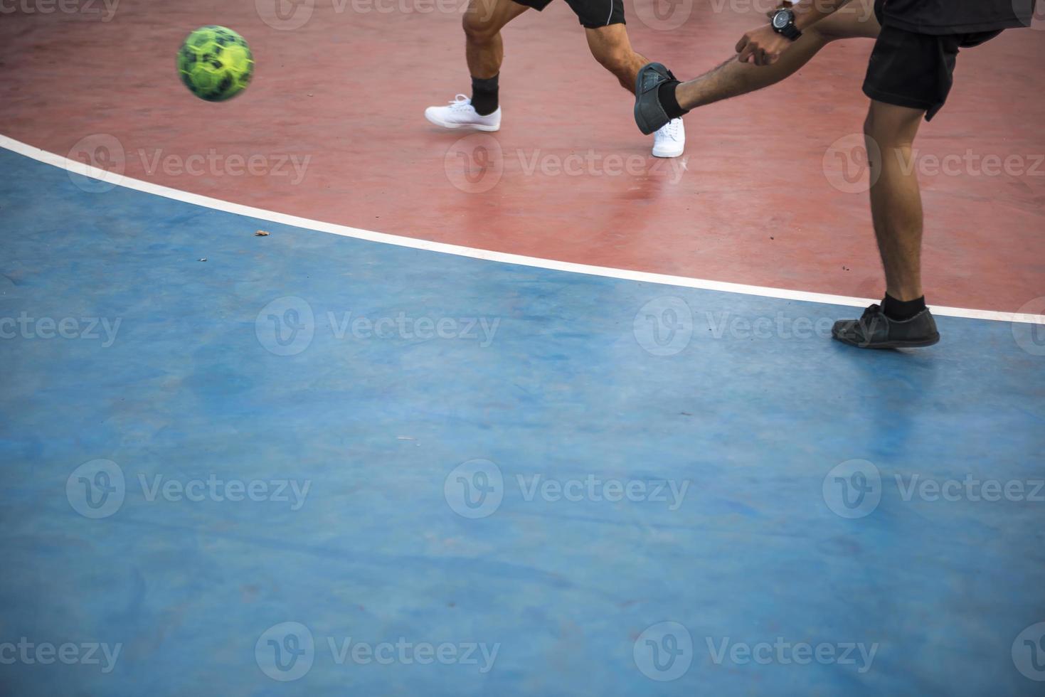 bola de futsal de futebol e equipe de homem. foto