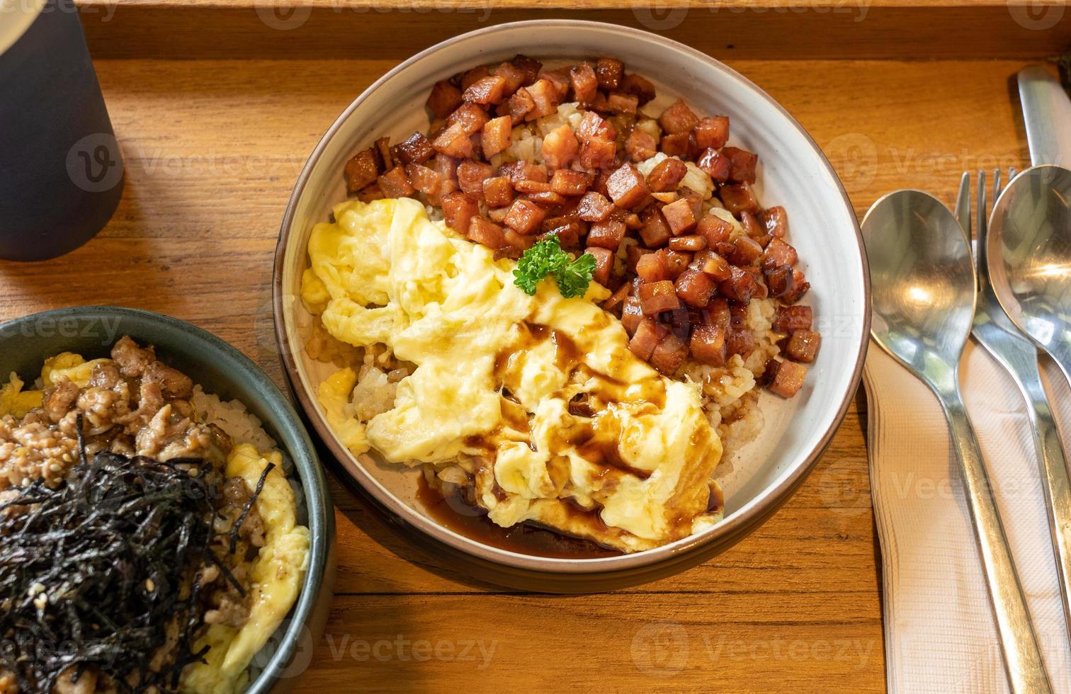 fusão asiática de comida tailandesa e japonesa, incluindo arroz com carne de porco e ovos mexidos servidos com bebida no restaurante foto