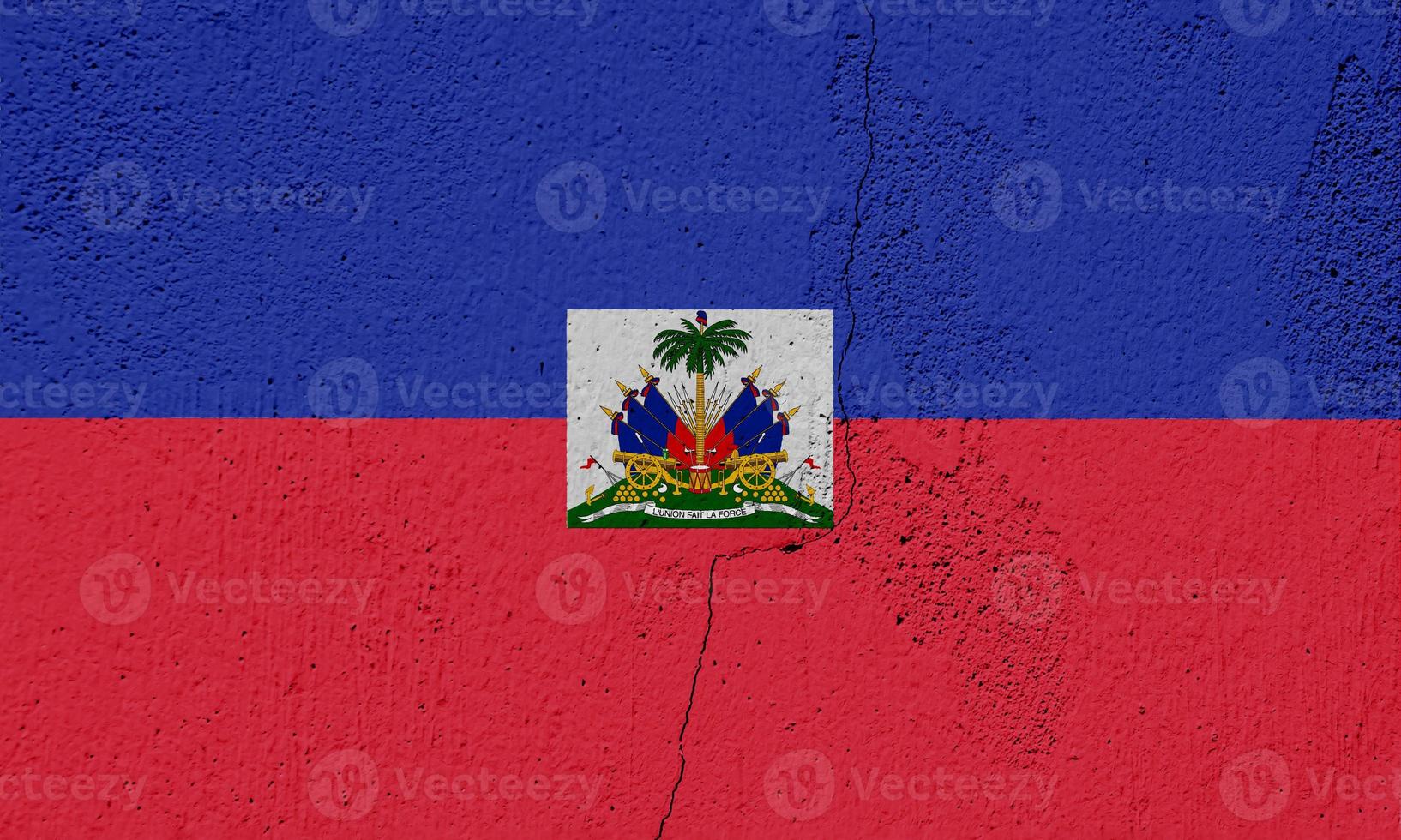 bandeira da república do haiti na textura de uma parede rachada de cimento. foto