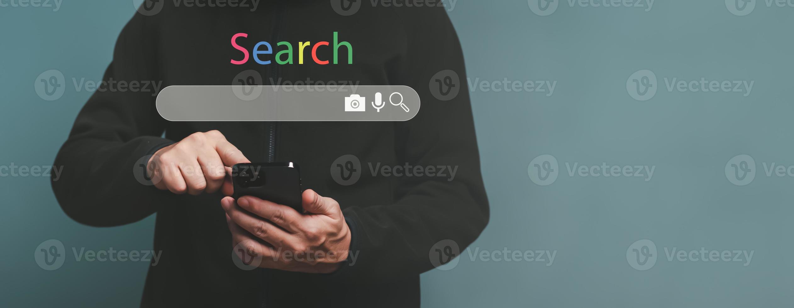 mãos de homem pesquisando a palavra escrita na barra de pesquisa ou caixa de pesquisa na tela virtual, navegando nas informações de dados globais da Internet. foto