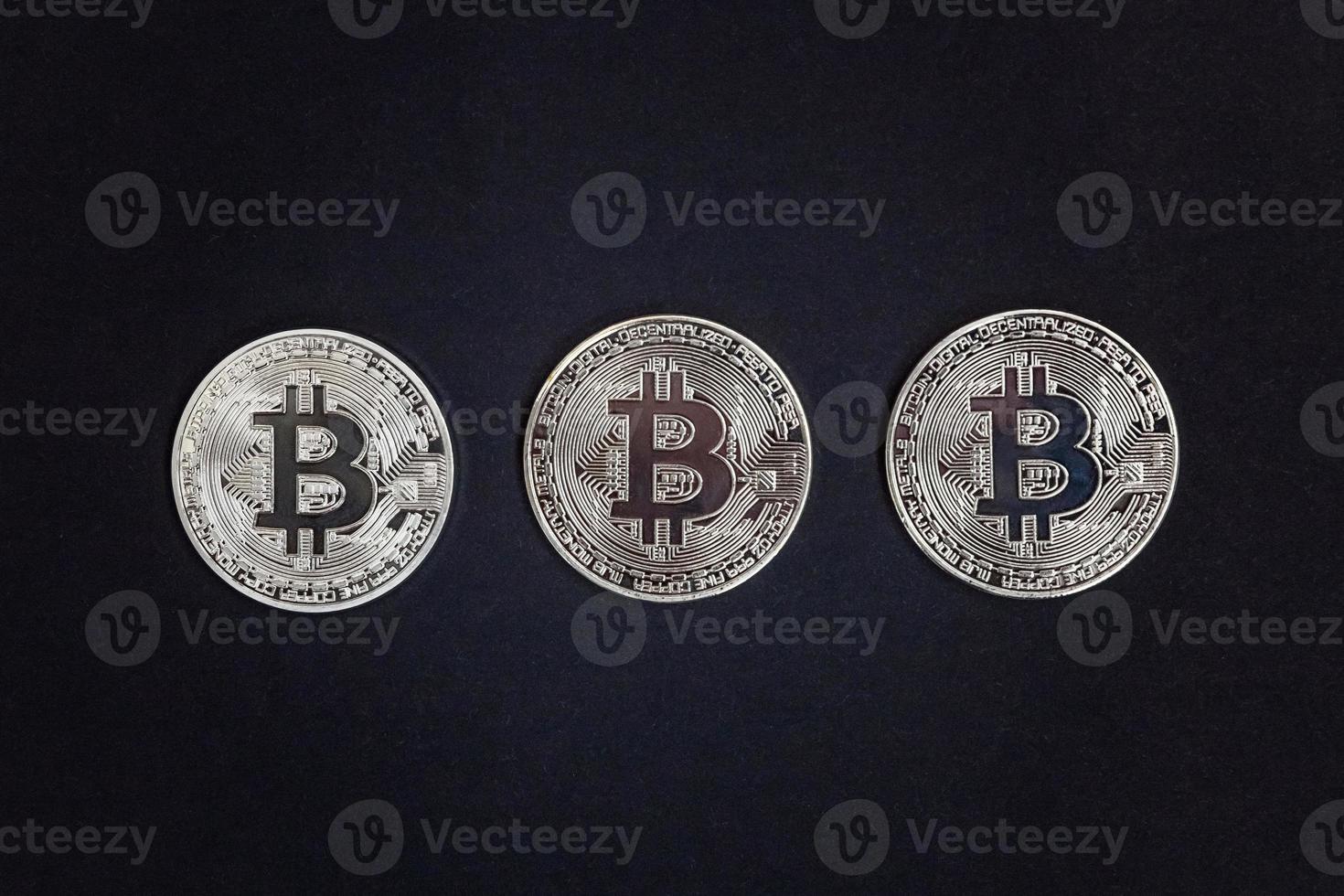 moeda de bitcoin prata criptomoeda em fundo preto. dinheiro virtual eletrônico para web banking e pagamento de rede internacional. símbolo da moeda virtual criptográfica. conceito de mineração. foto