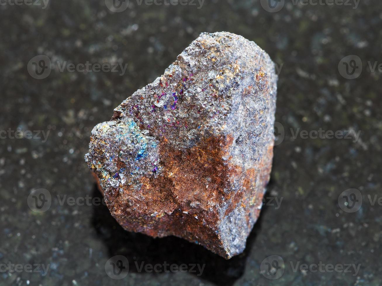 pedra de minério de ferro magnetita crua em fundo escuro foto