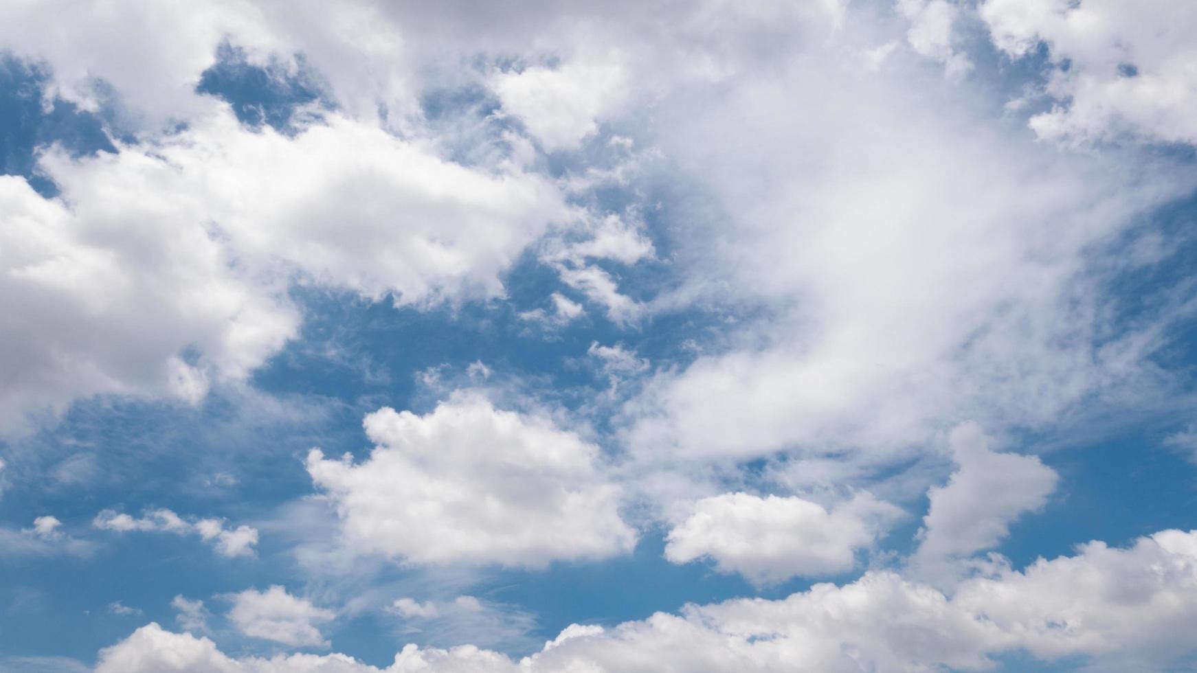 nuvens brancas e céu azul foto