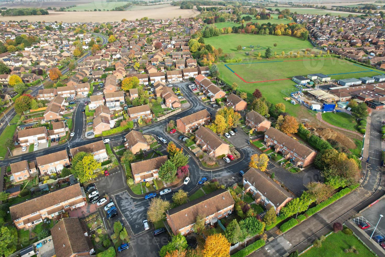 vista aérea de alto ângulo da cidade britânica em lindo dia de inverno foto