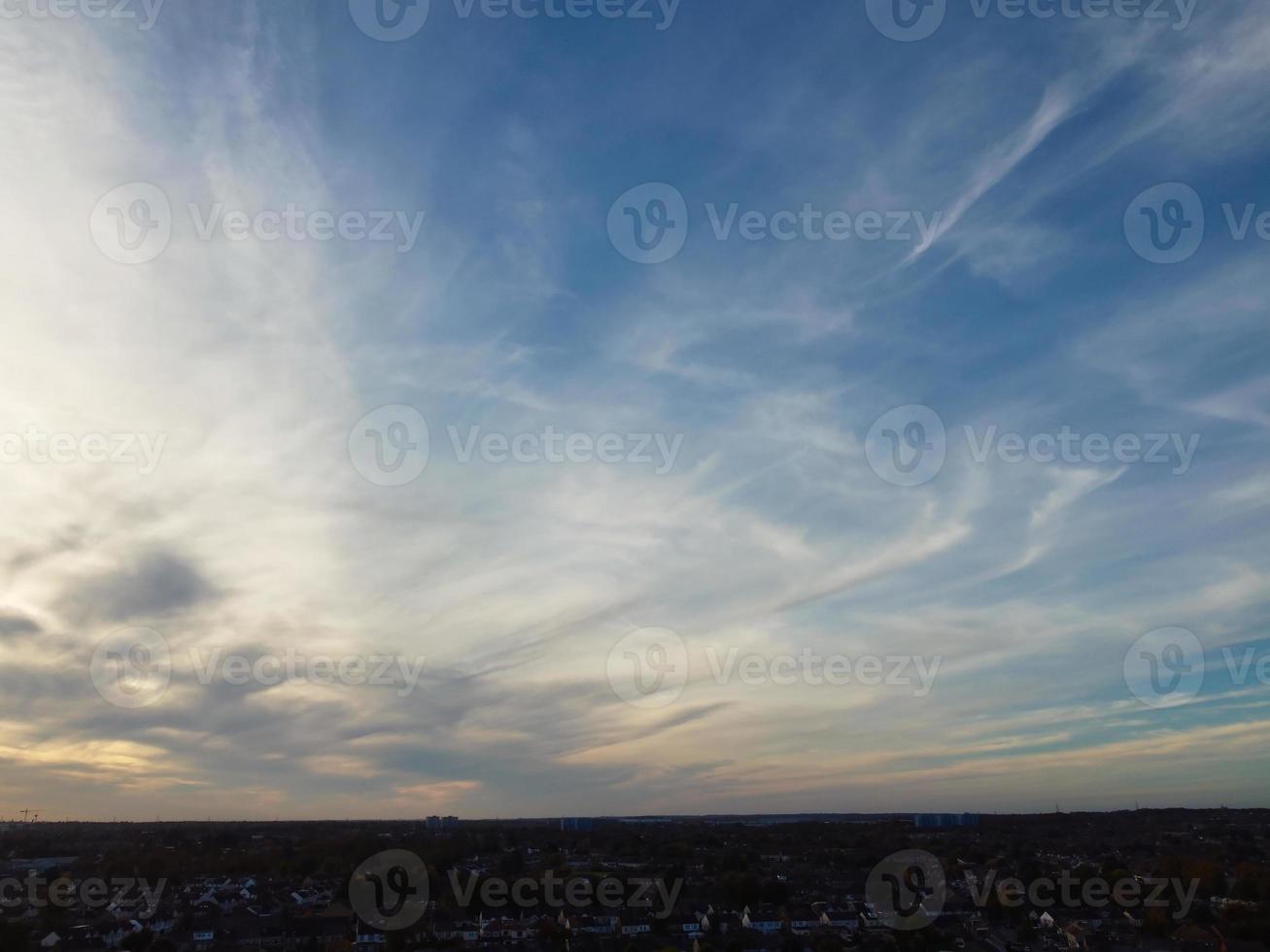 mais belas nuvens e céu sobre a cidade de londres luton da inglaterra reino unido foto