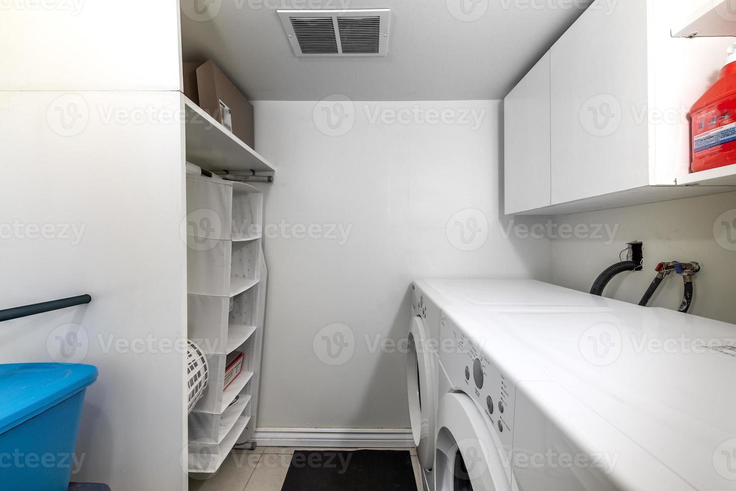 Apartamento de luxo moderno totalmente mobiliado em montreal com porão acabado, quartos, lavanderia, cozinha, quintal e sala de estar foto