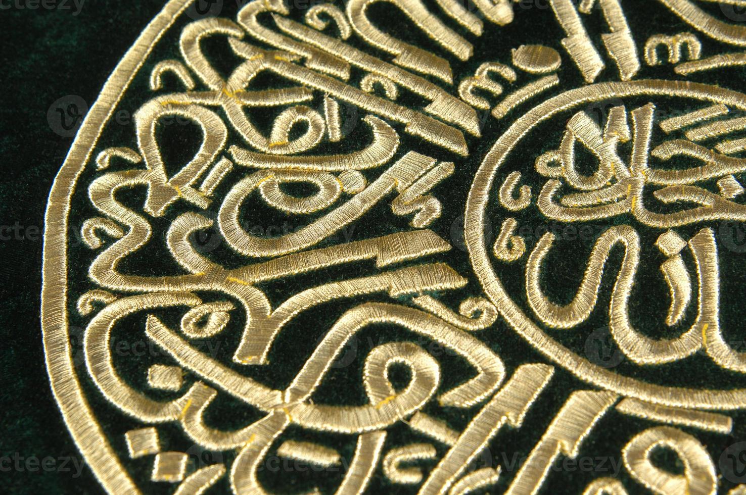 um tecido com padrão dourado oriental foto