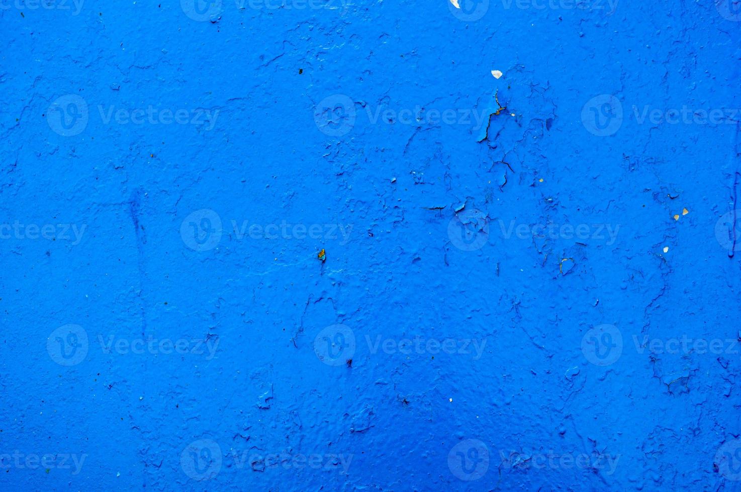 a textura do metal de ferro pintado de azul gasto velho gasto arranhado rachado parede de chapa de metal antiga. o fundo foto