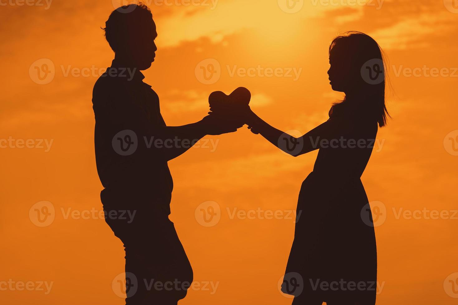 casal jovem feliz juntos contra o belo pôr do sol. liberdade, foto
