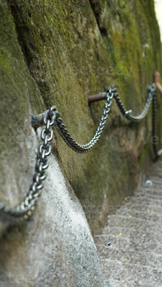 a vista de escadas de escalada esculpida na rocha nas montanhas foto