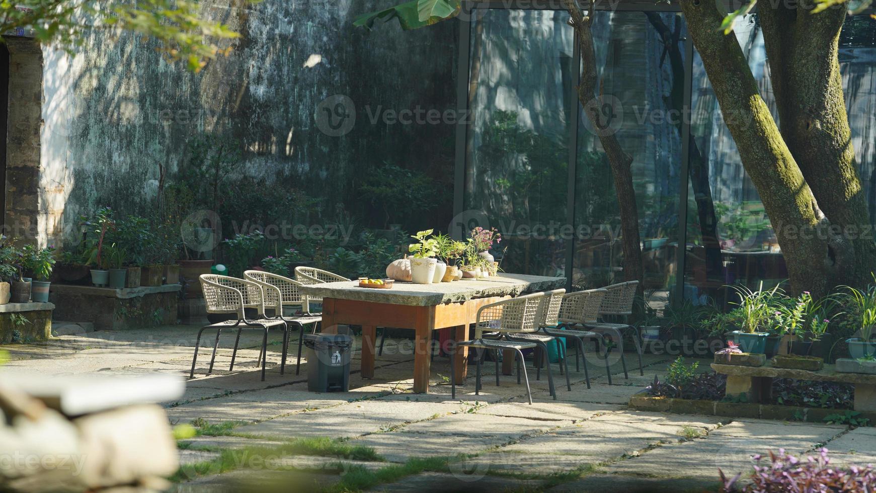 a bela vista da vila tradicional chinesa com a arquitetura clássica e árvores verdes frescas como pano de fundo foto