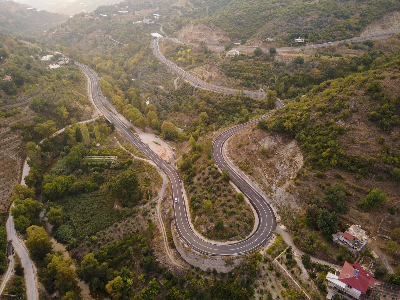 vale aéreo e estrada, vista de cima, fundo de natureza incrível. drone voando por do sol, marinha foto