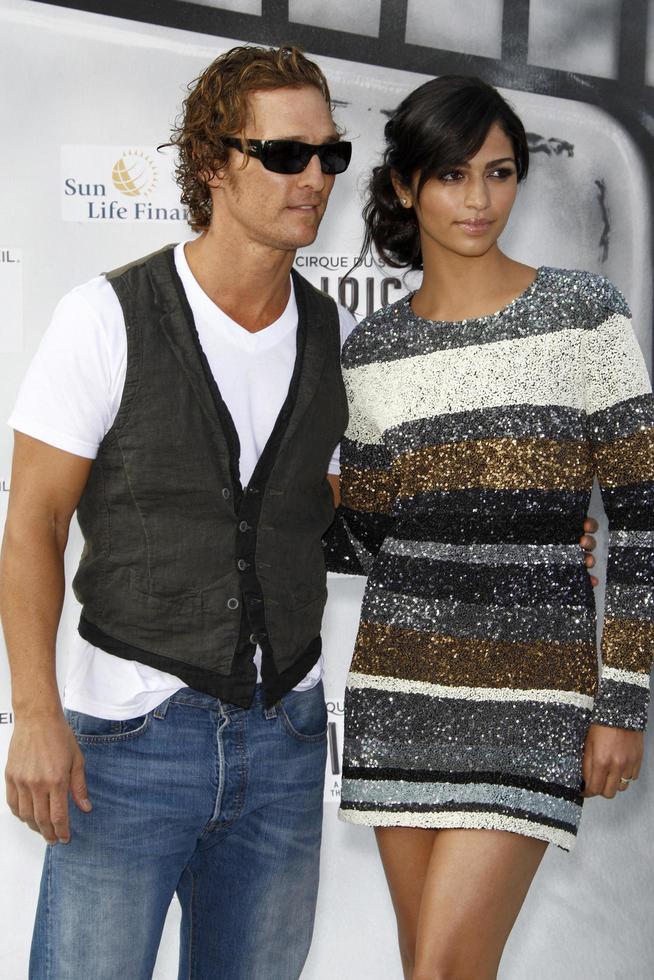 los angeles, 25 de setembro - matthew mcconaughey camila alves chegando ao iris, uma viagem pelo mundo do cinema do cirque du soleil estreia no teatro kodak em 25 de setembro de 2011 em los angeles, ca foto