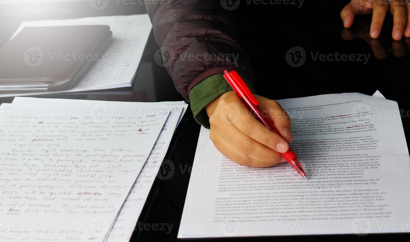 mão segure caneta vermelha corrigir gramática inglesa foto