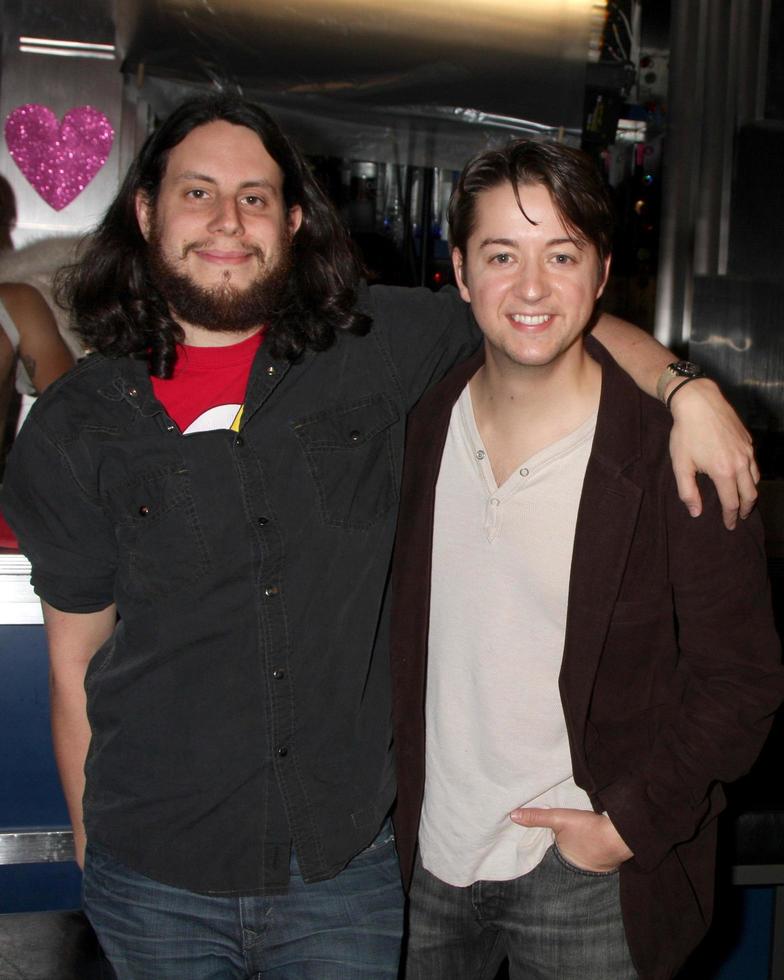 los angeles, 17 de dezembro - escritor, produtor e diretor avi glijansky, bradford anderson aquiles no set durante a produção do filme cupido e eros no good nite bar em 17 de dezembro de 2010 em no hollywood, ca foto