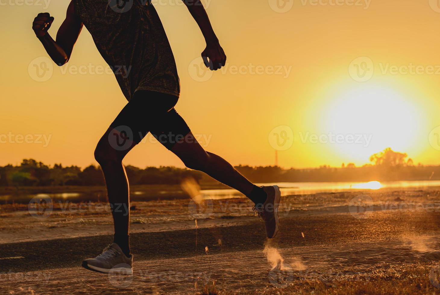 a silhueta de um homem correndo está exercitando a noite. foto