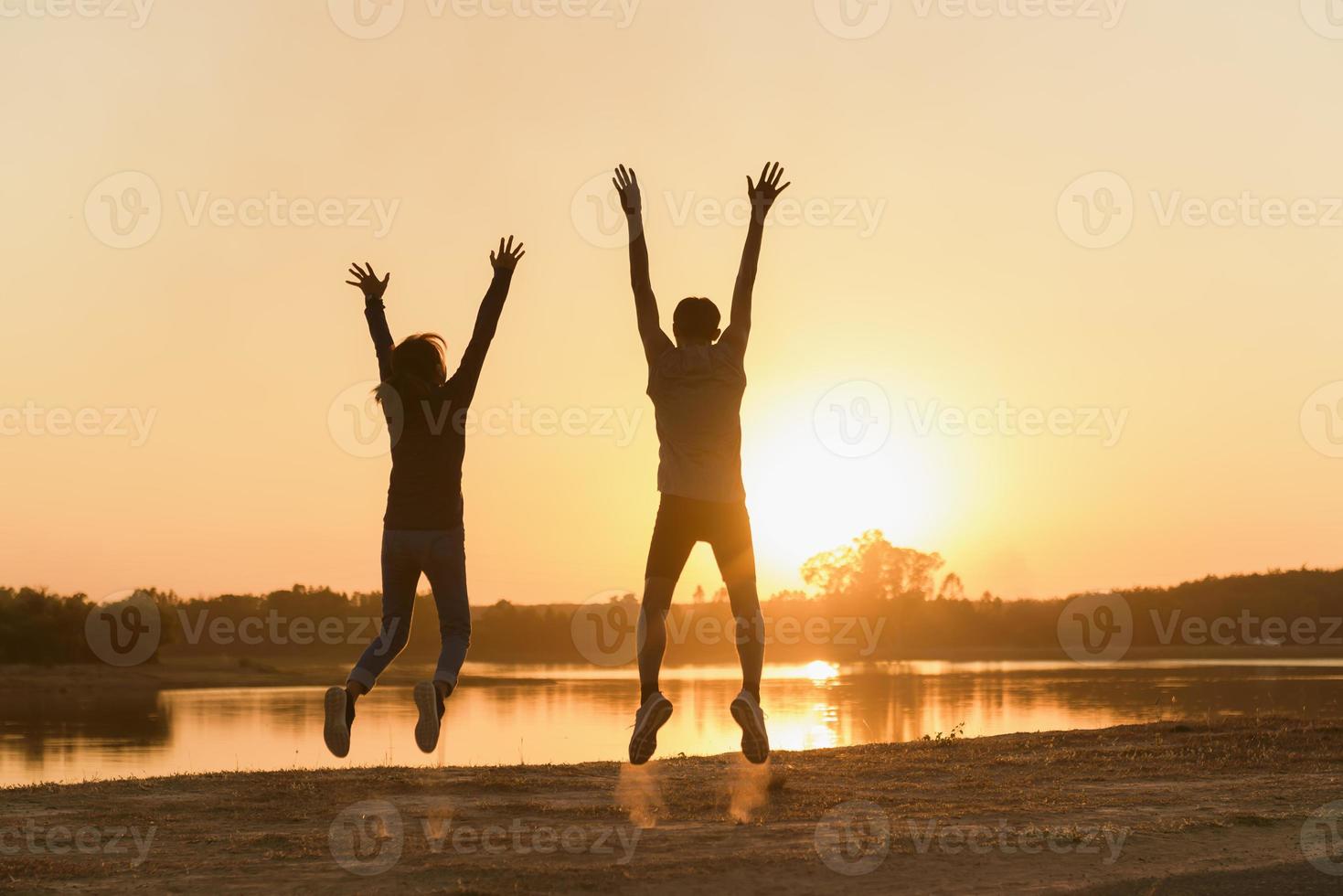 casal romantice curtindo o pôr do sol e curtindo a vida. foto