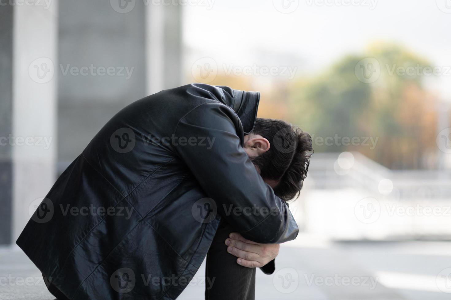 retrato de um homem no momento de ataques de pânico foto