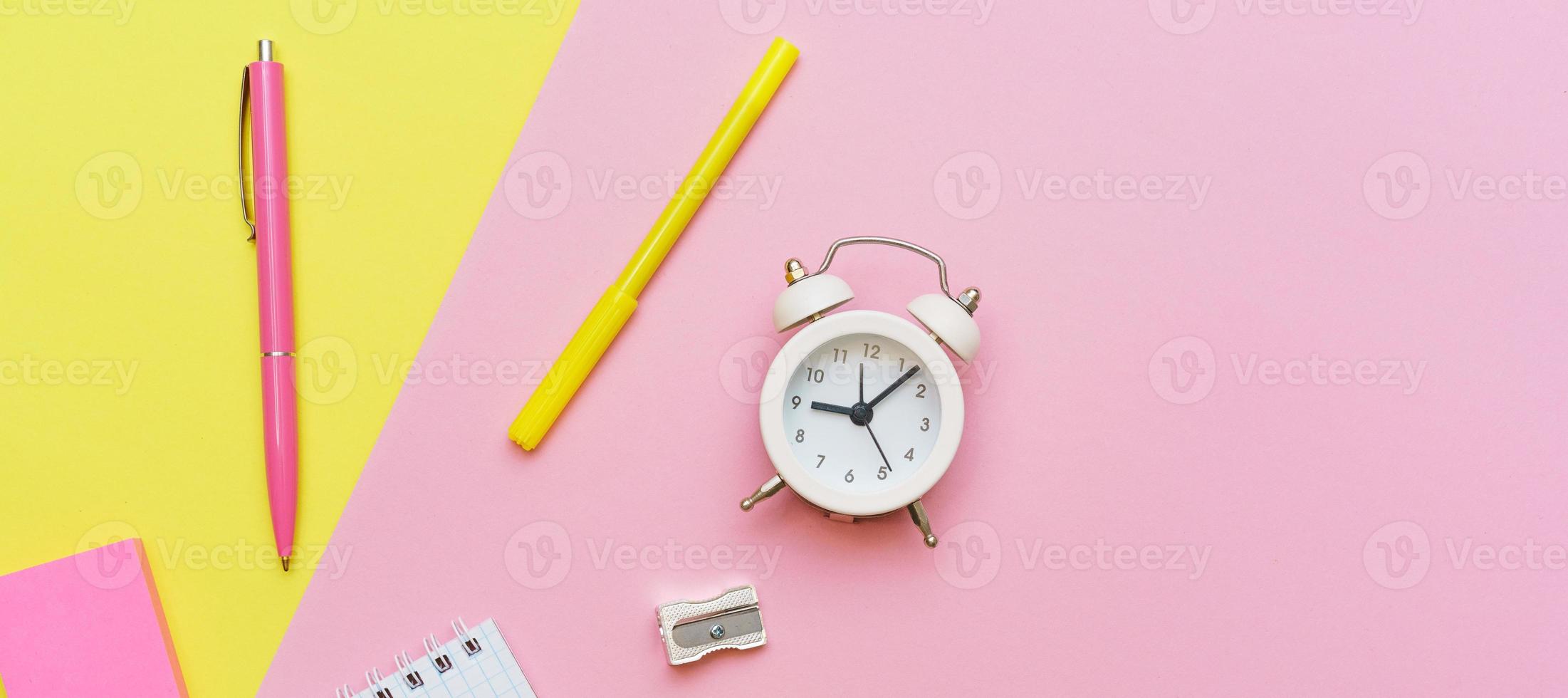 artigos de papelaria materiais de escrita coloridos canetas lápis blockton na primavera, colorido foto