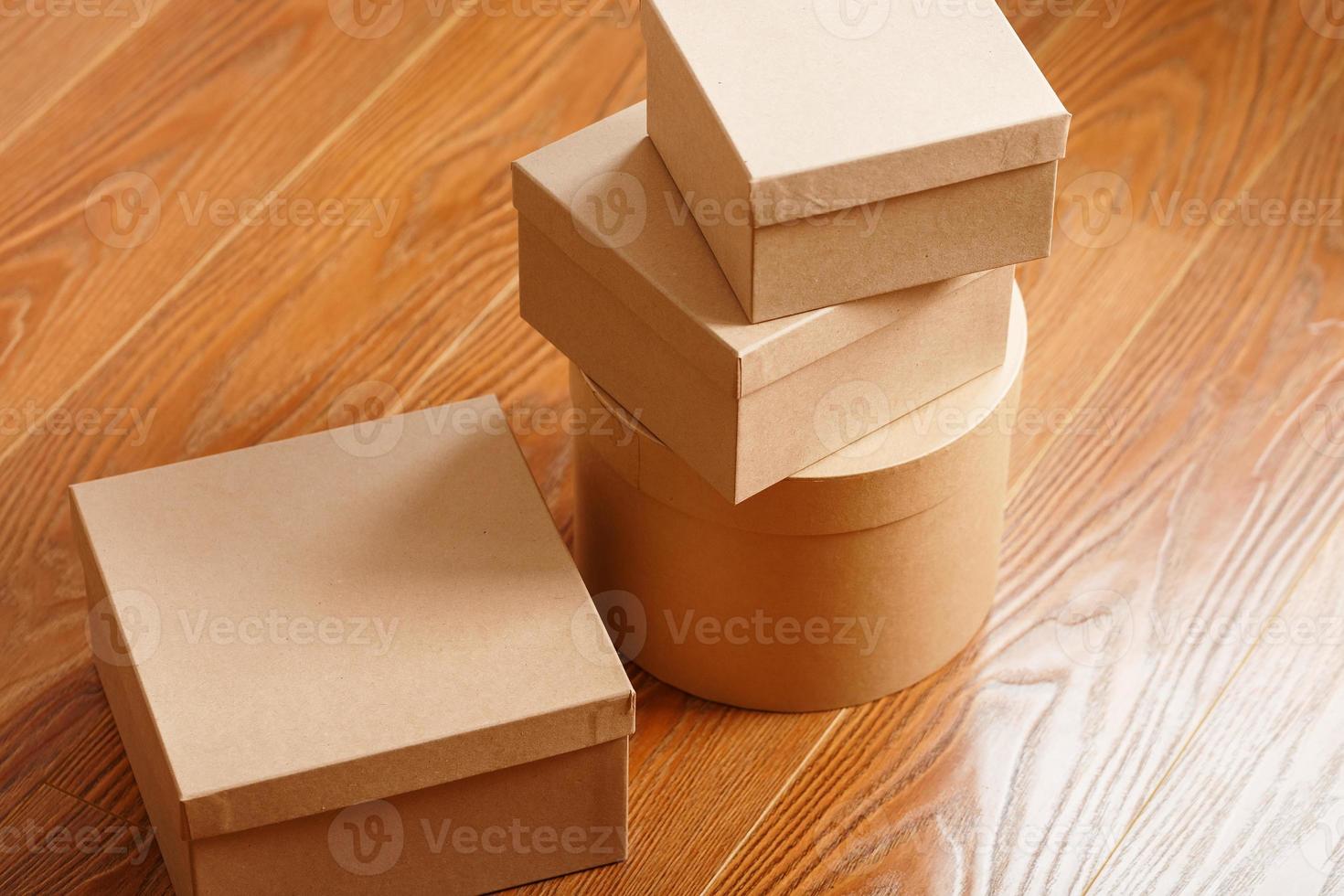 caixas de pacotes em um fundo de madeira, espaço livre. foto