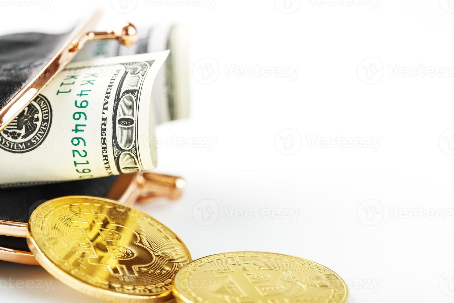carteira clássica preta com dólares e moedas de bitcoin em um fundo branco. foto
