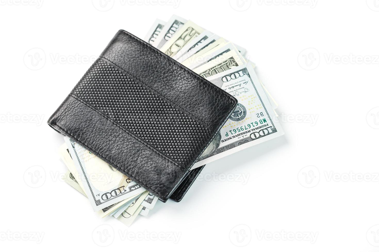 carteira preta com dólares de couro genuíno em um fundo branco isolado. foto
