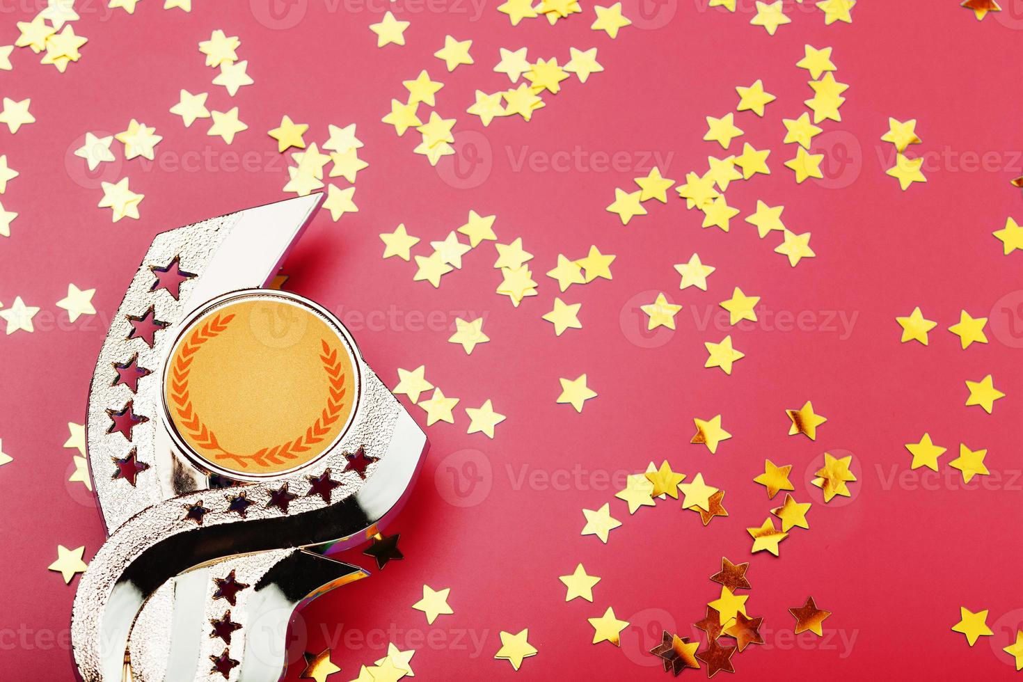 superprêmio dourado com uma dispersão de estrelas em um fundo vermelho. foto