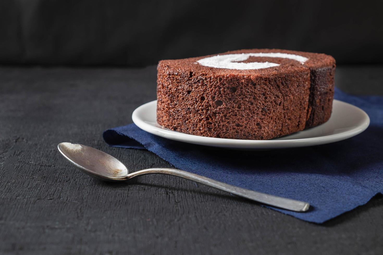 bolo de chocolate na mesa foto