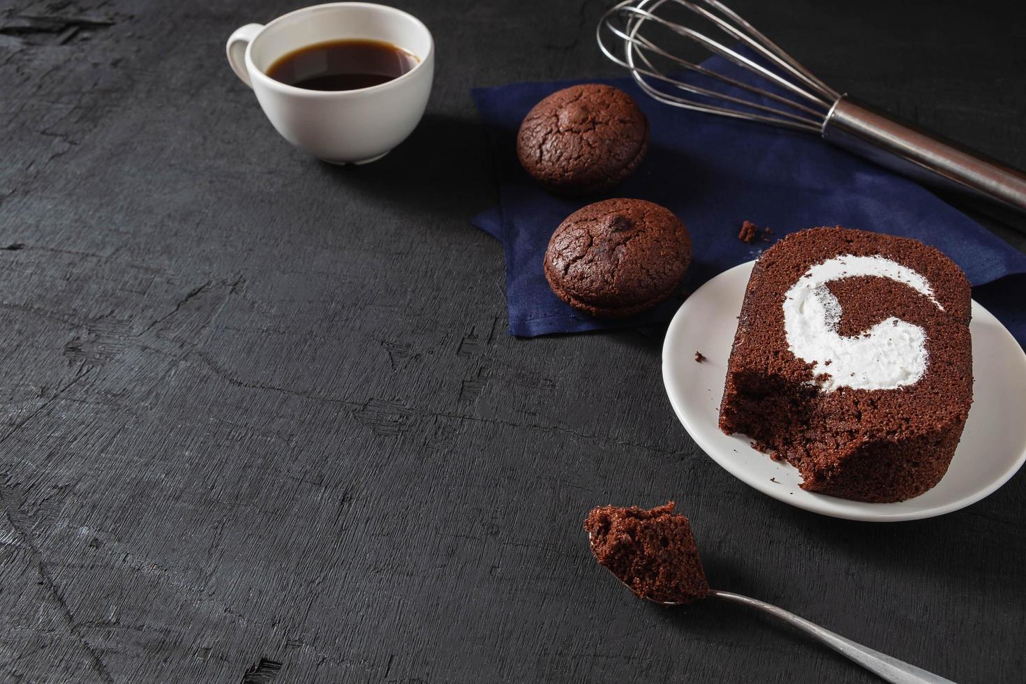 delicioso bolo de chocolate e biscoitos foto