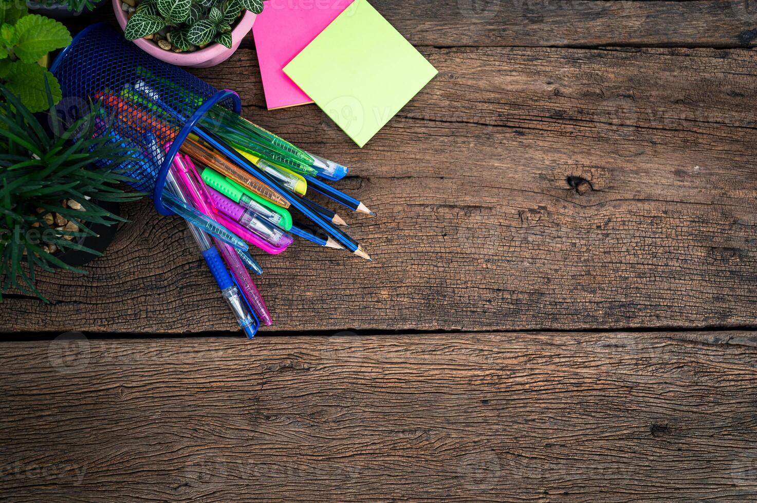 papel e material de escritório em cima da mesa foto