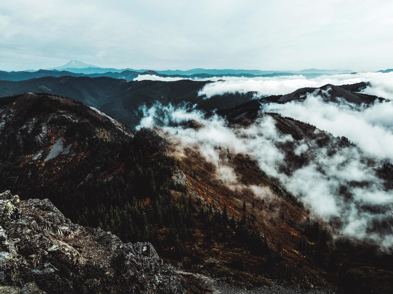 pico de montanha nublado foto