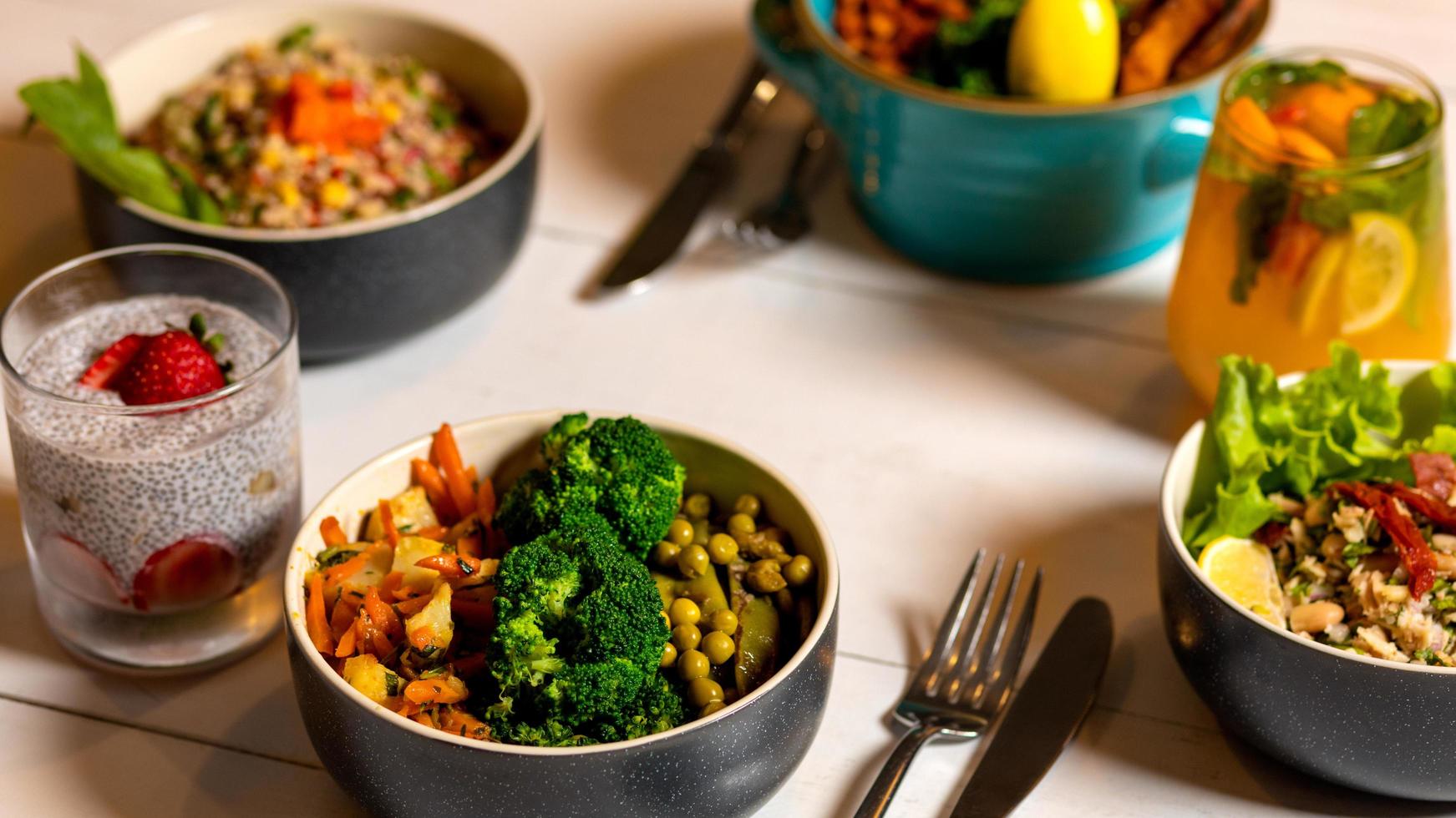 saborosa salada vegetariana com pudim de chia foto