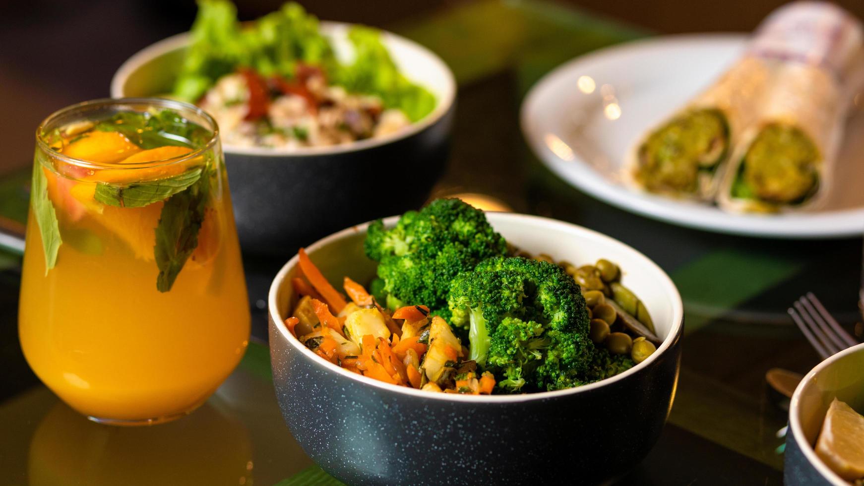 salada vegetariana com suco de laranja foto