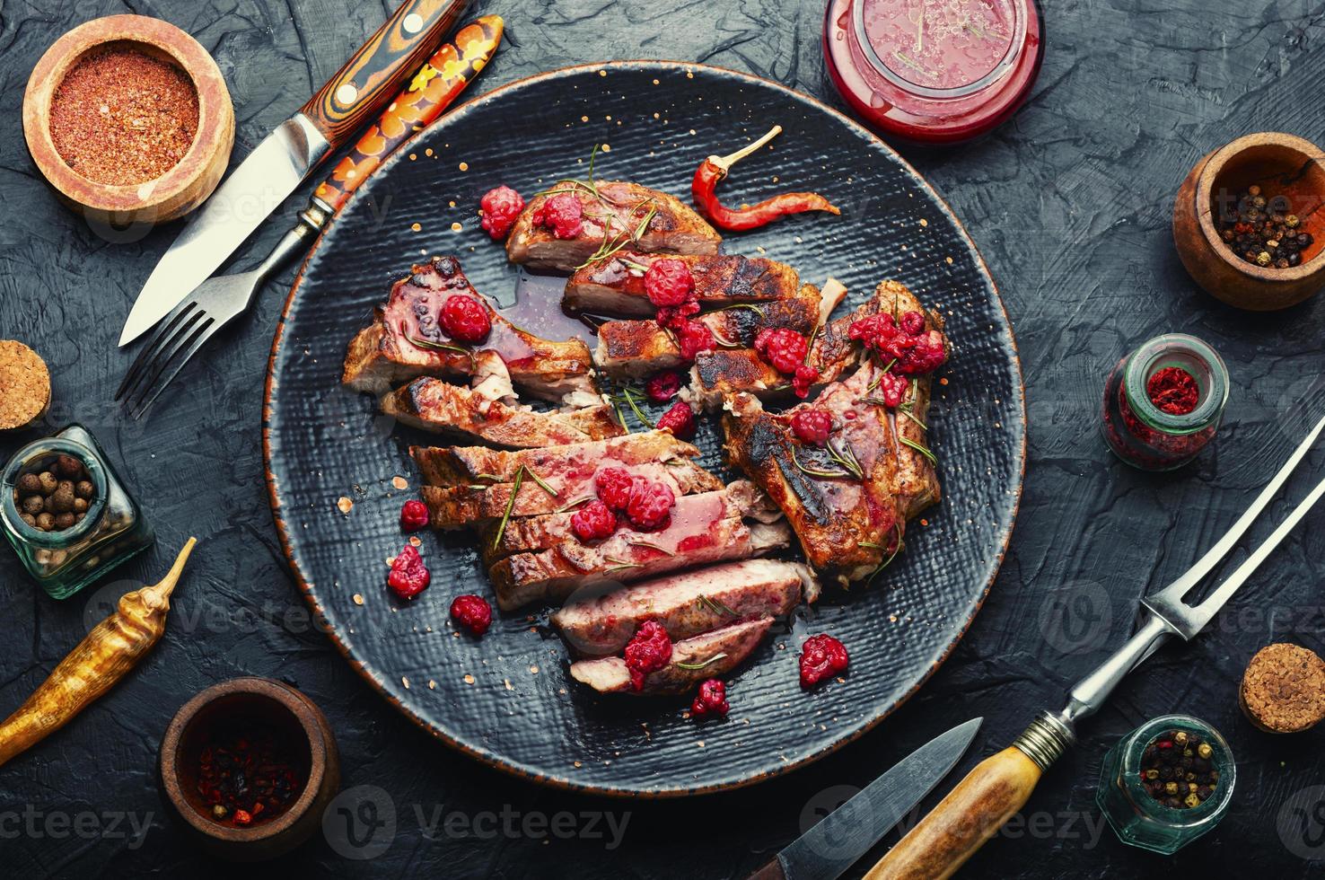 bife de porco com molho de frutas vermelhas, churrasco foto