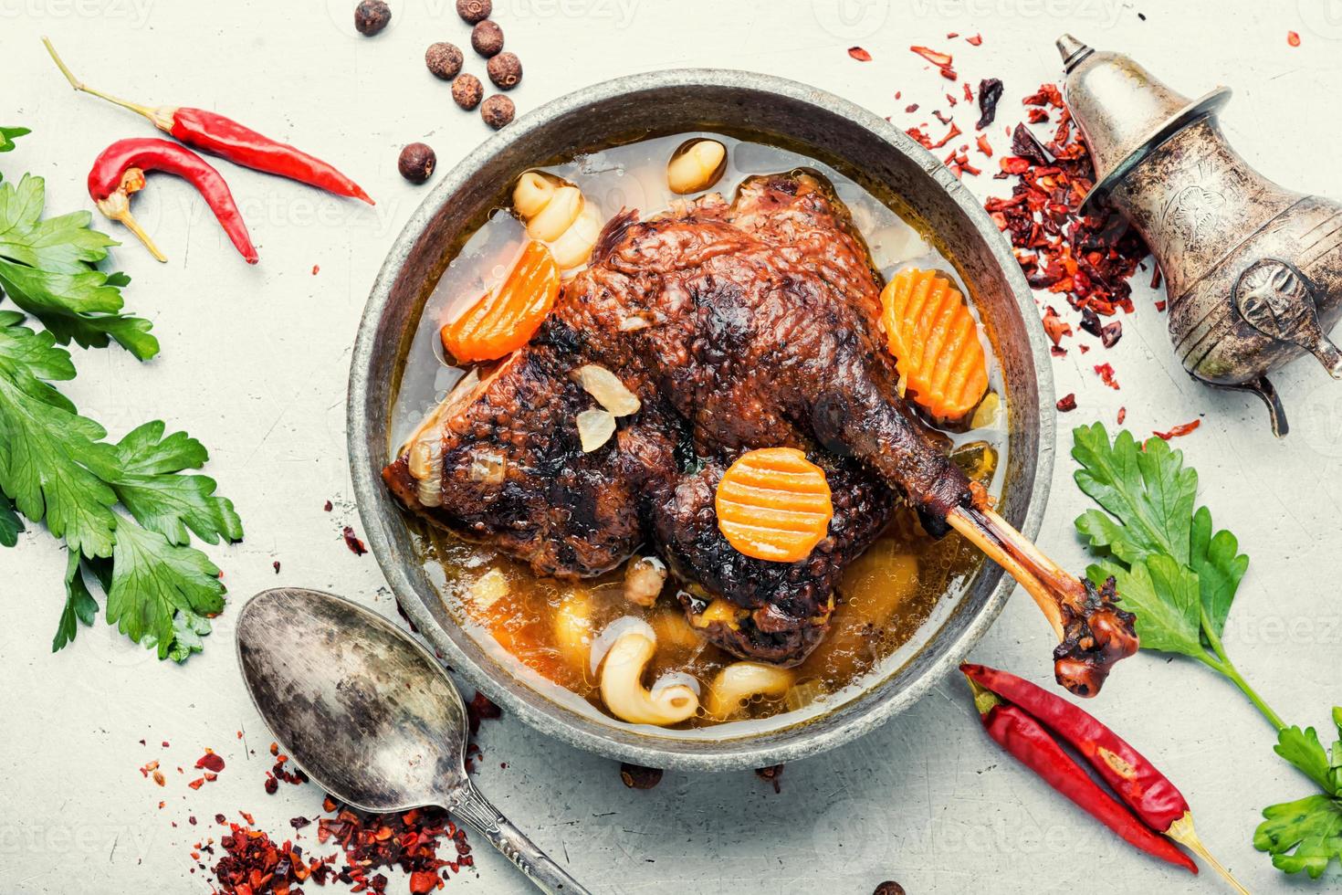 sopa deliciosa com perna de ganso foto