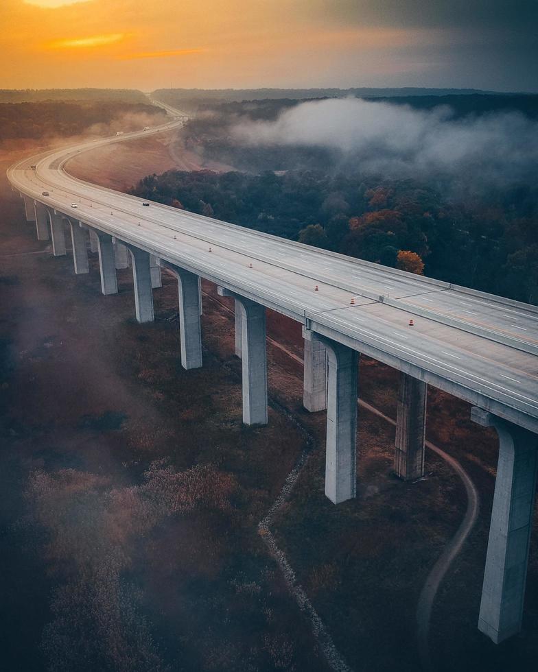 pôr do sol em uma ponte foto