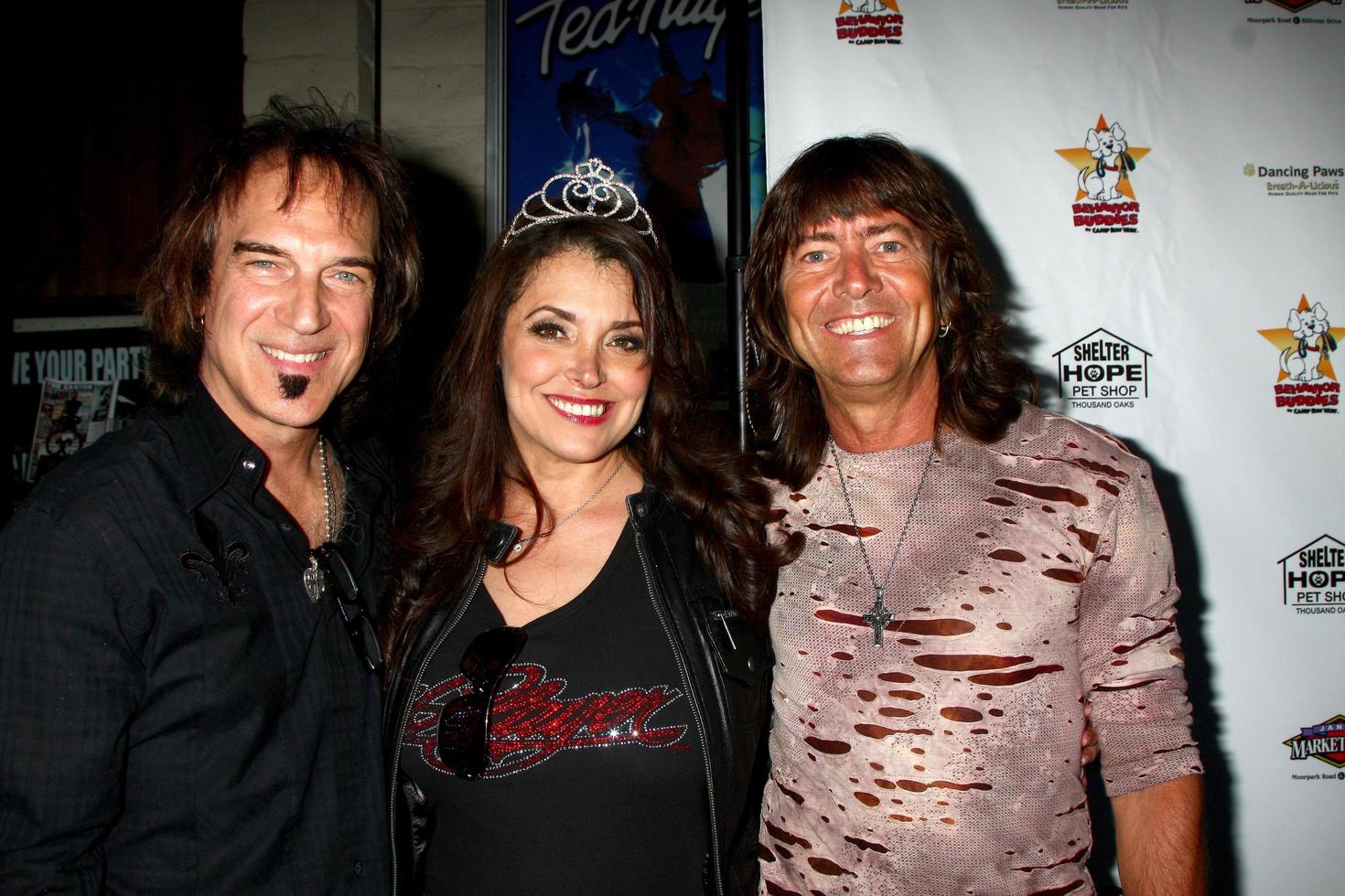 los angeles, 3 de junho - devin devasquez middle com dave amato, bryan hitt de reo speedwagon no show do jogador comemorando o aniversário de 50 anos de devin devasquez para beneficiar o abrigo Hope pet shop no canyon club em 3 de junho de 2013 em agoura, ca foto